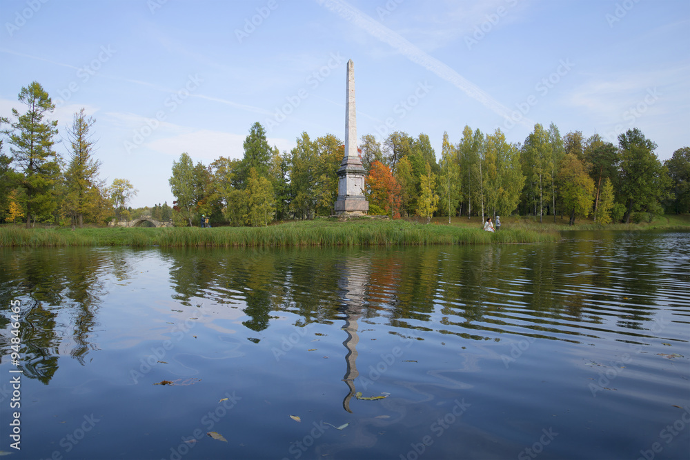 Чесменский обелиск в осеннем пейзаже. Гатчинский дворцовый парк