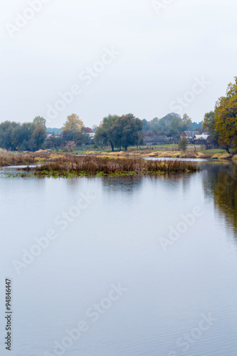 Река в деревне осенью