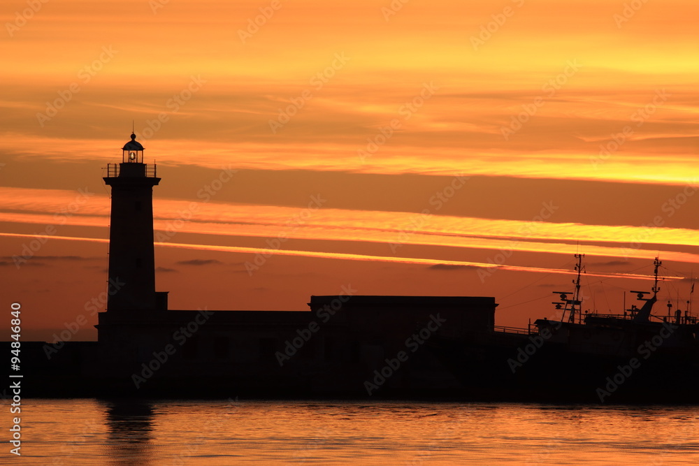 Foto Stock tramonto sul mare faro di trapani | Adobe Stock
