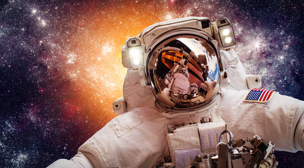 Crédence de cuisine Nasa Astronaute solitaire dans espace infini  © Andrei Armiagov