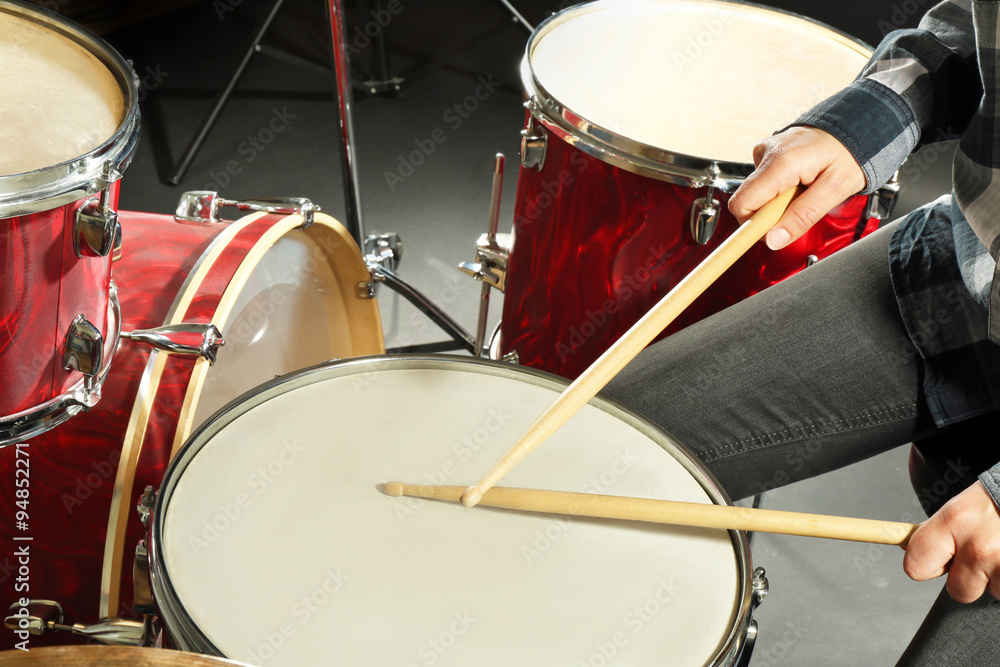 Obraz premium Drummer playing the drums closeup