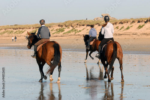 Les cavaliers sur la plage