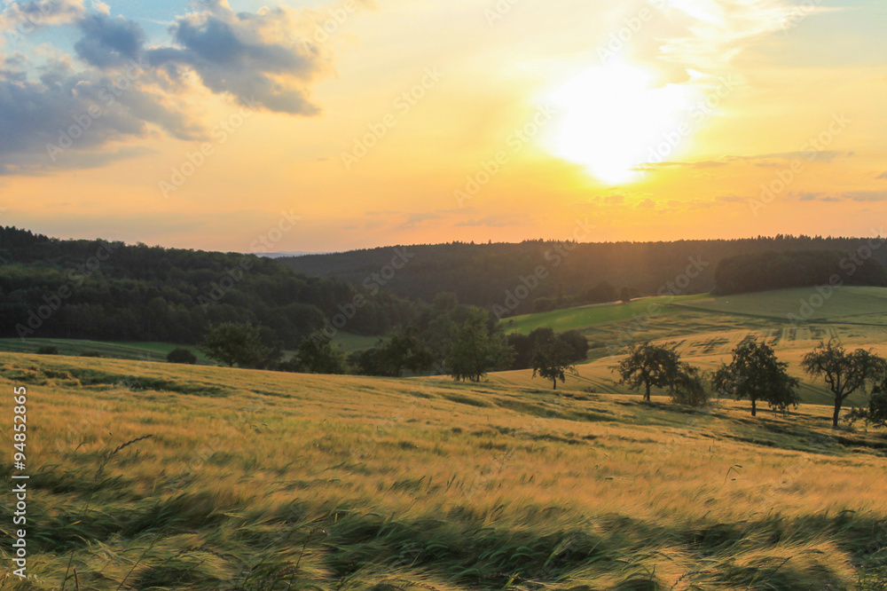 Obraz premium Natürlicher Sonnenuntergang in Atmosphäre