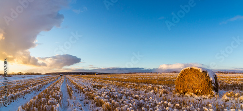 закат на сельском поле с сеном и первым снегом, Россия, Урал