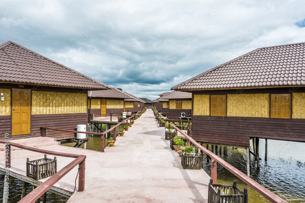 floating hut and Hotel at the inle lake