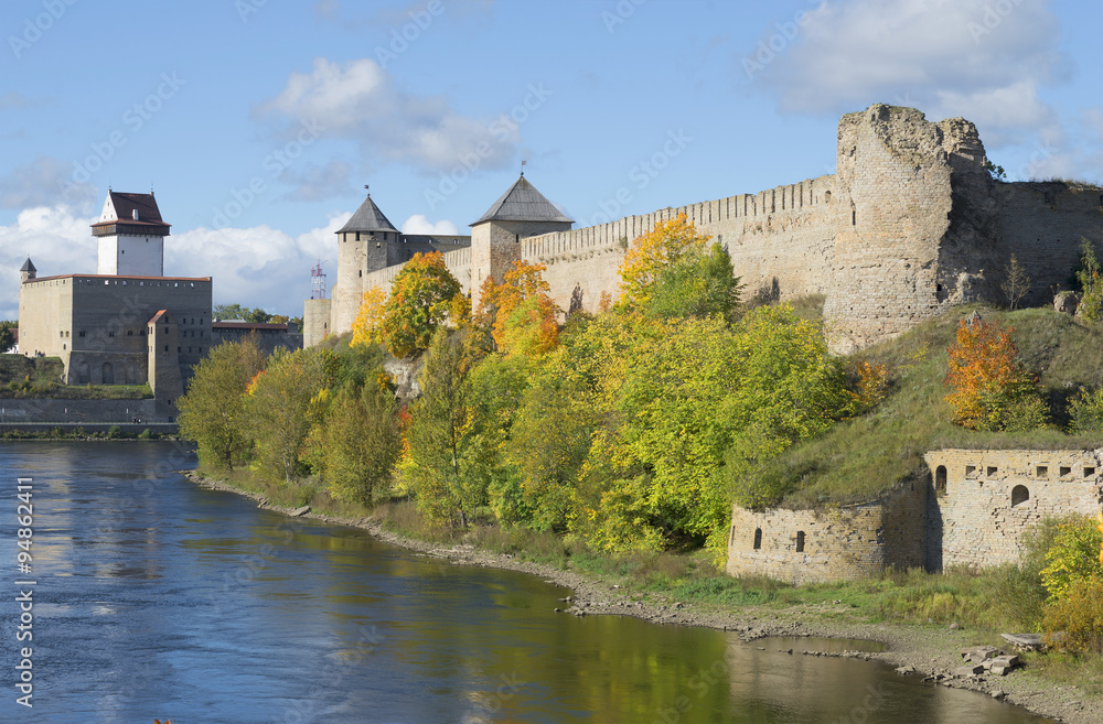 Ивангородская крепость и замок Германа солнечным сентябрьским днем