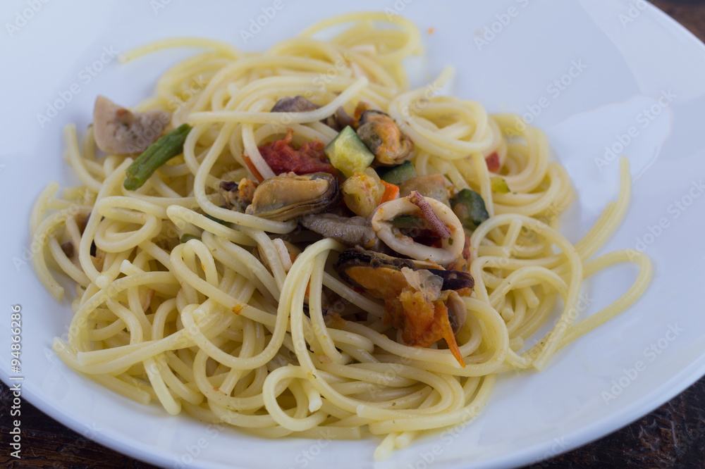 Piatto si spaghetti mari e monti, spaghetti italiani, primo piatto, pasta pesce Piatto si spaghetti mari e monti, spaghetti italiani, primo piatto, pasta pesce