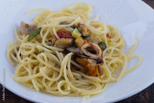 Piatto si spaghetti mari e monti, spaghetti italiani, primo piatto, pasta pesce