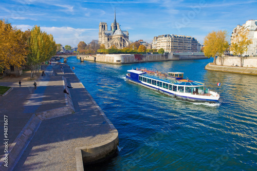 Paris, la seine et Notre-Dame vu du pont de la Tournelle 