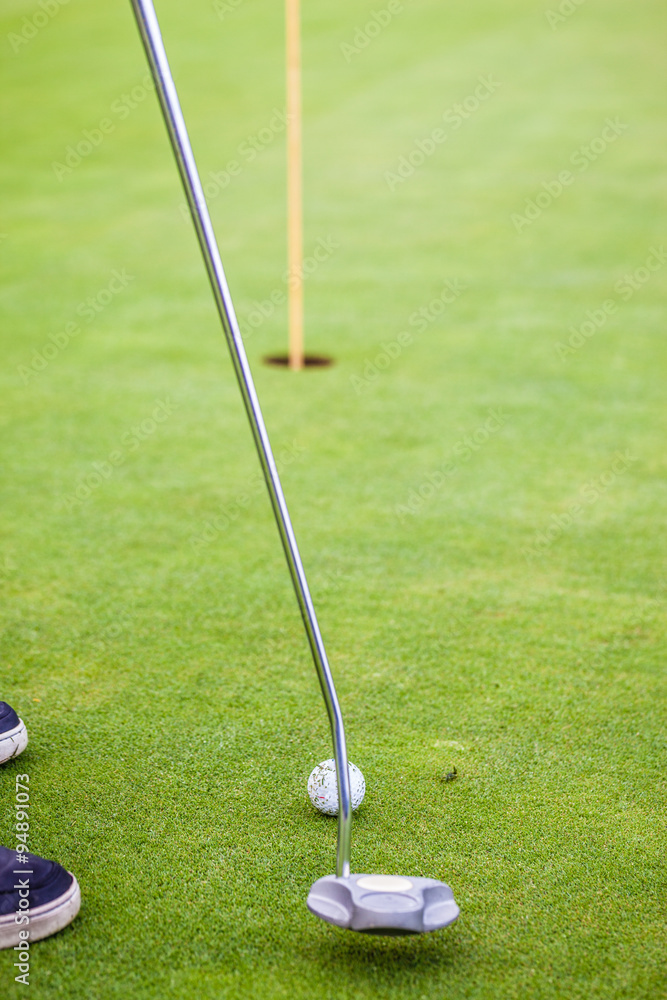 Obraz premium Aiming for the golf hole
