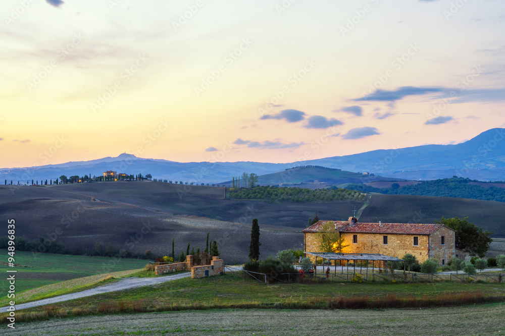 Fototapeta premium farmhouse in the Tuscan hills of the beautiful autumn morning 