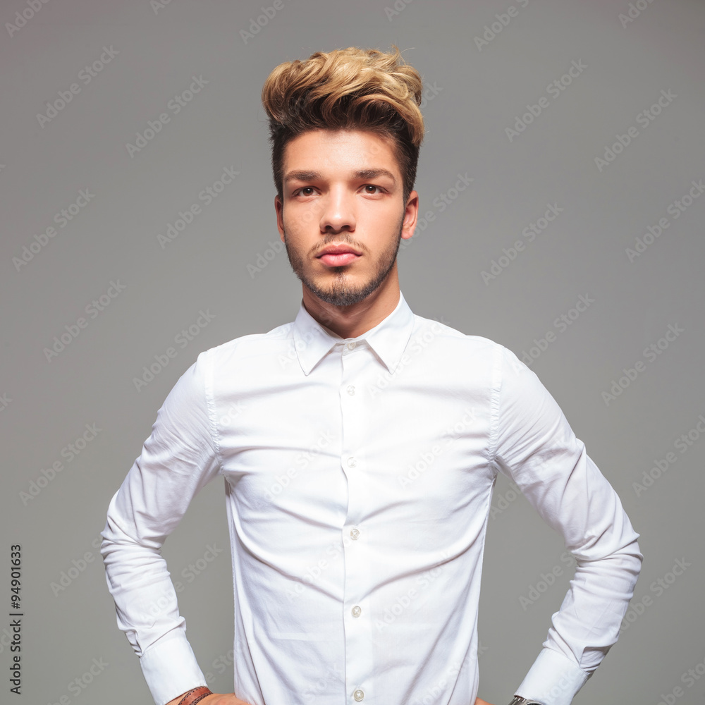 Obraz premium attractive young man in casual shirt with hands on waist