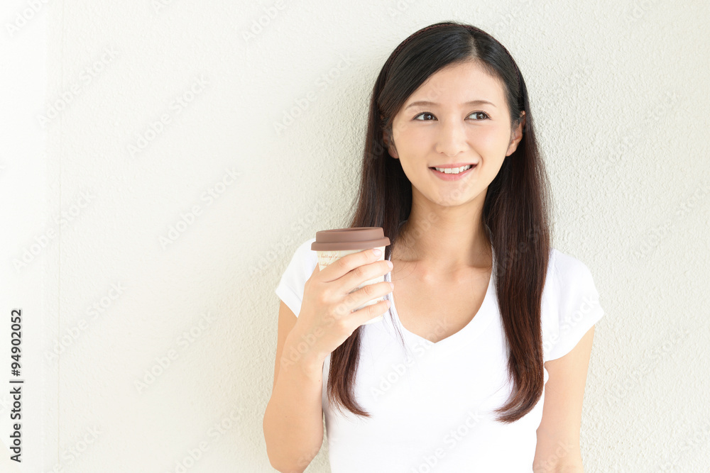 コーヒーを飲む女性 コーヒーを飲む女性