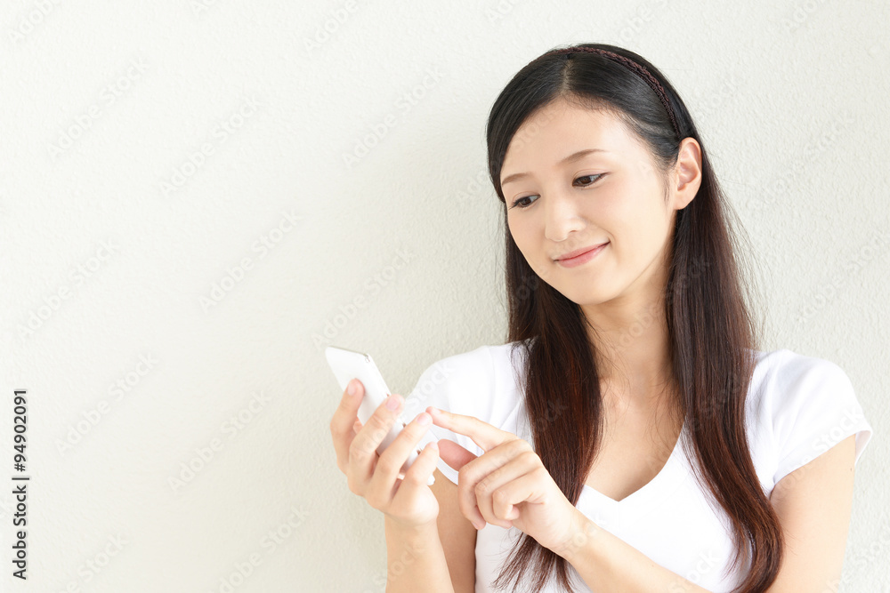 スマートフォンを持つ女性