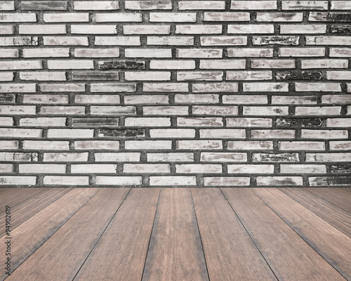 Old white brick wall and wood floor © Thanakorn Thaneevej