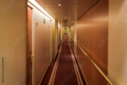 Obraz na płótnie Narrow corridor with cabins w salonie