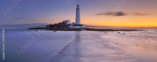 Sunrise over St. Mary's Lighthouse, Whitley Bay, England © sara_winter