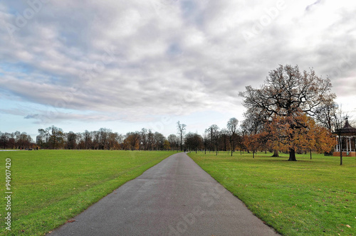 Fototapeta Naklejka Na Ścianę i Meble -  The Kensington Gardens and Hyde Park, London, UK during autumn