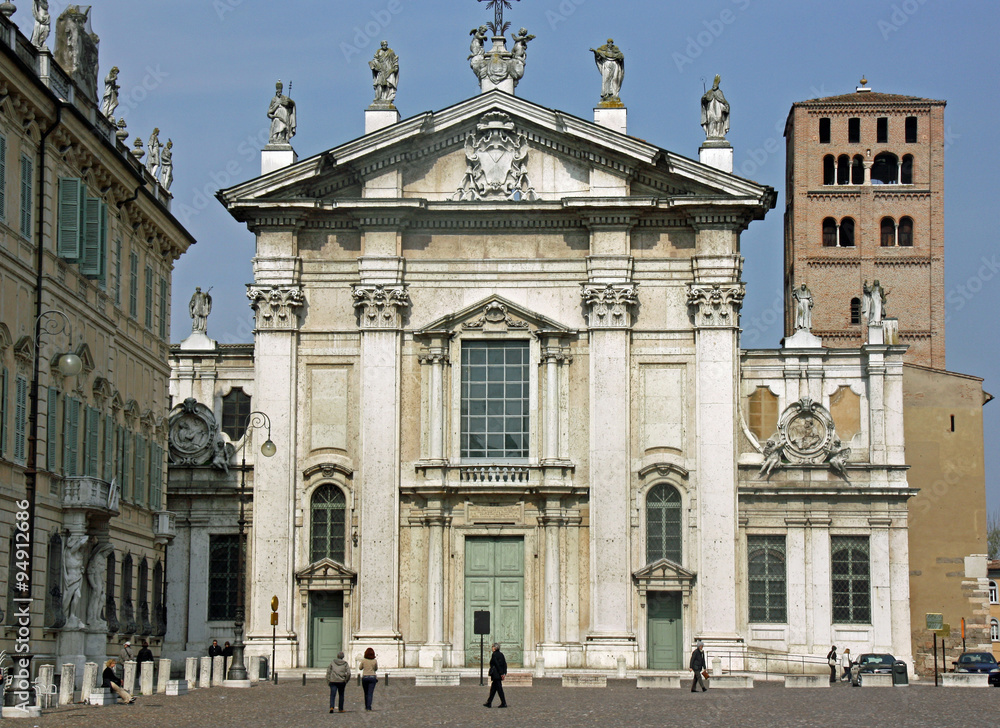 Mantoue, façade baroque de la cathédrale San Pietro, Italie