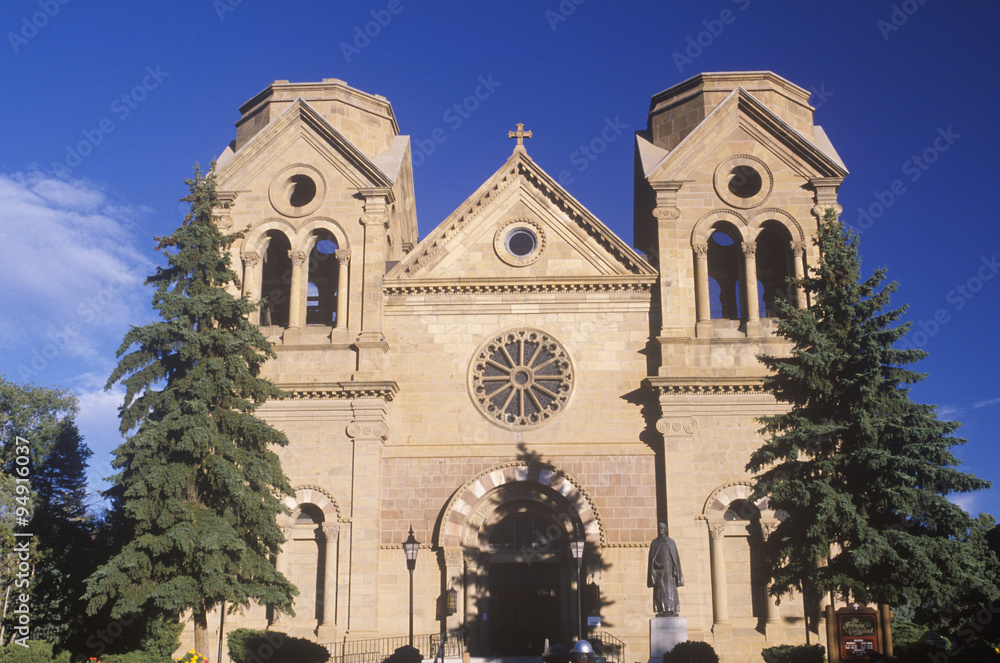 Obraz premium Mission building in downtown Santa Fe New Mexico