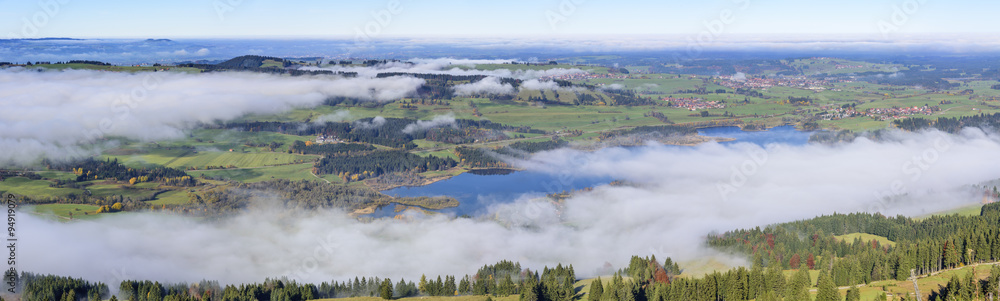herbstliche Nebelschwaden über dem Alpenvorland