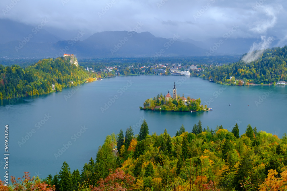 Lake Bled and the island with the church in autumn - obrazy, fototapety, plakaty 