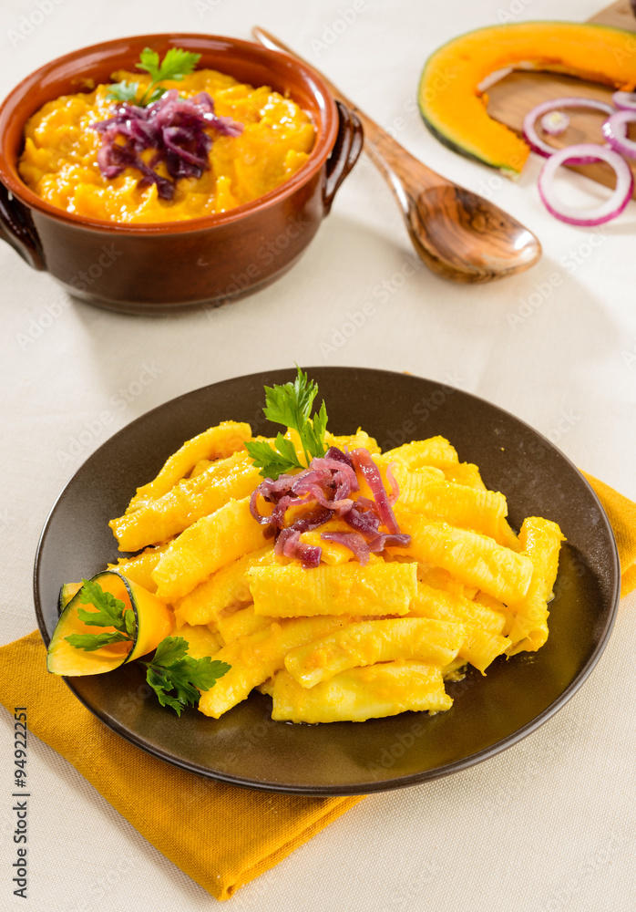 Maccheroni con sugo di zucca e cipolla rossa, piatto tipico valli Mirandolesi, fuoco selettivo Maccheroni con sugo di zucca e cipolla rossa, piatto tipico valli Mirandolesi, fuoco selettivo