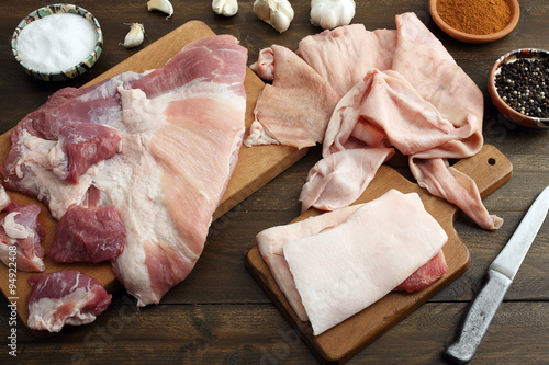 carne cruda di maiale su tavolo di legno rustico photo