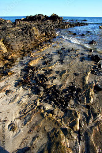     madagascar    andilana   seaweed   indian   sky and rock photo