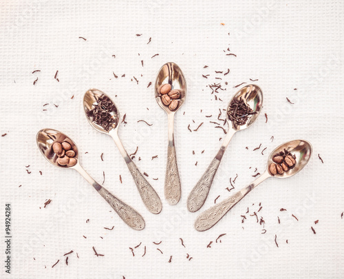 Wallpaper Mural Чайные ложки, россыпь чая и кофейные зёрна Torontodigital.ca