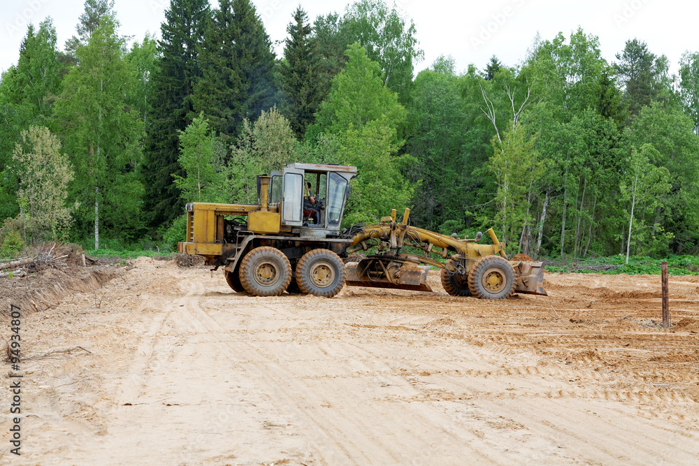 Obraz premium The grader clears away a ground