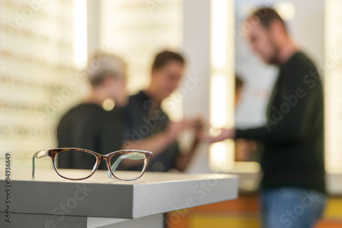 Foto Brillengestell im Verkaufsraum beim Optiker