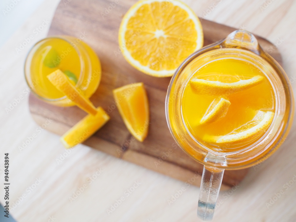 Naklejka premium Orange juice glass and fresh oranges