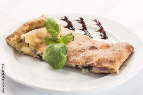 Obraz na płótnie Pizza calzone on white background w salonie