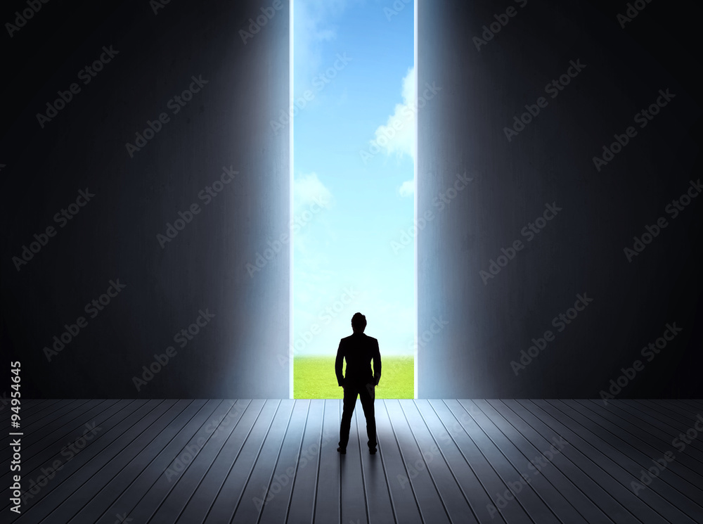 Obraz premium businessman walking to open gate