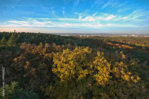 Herbstpanorama mit Himmel uns Stadt