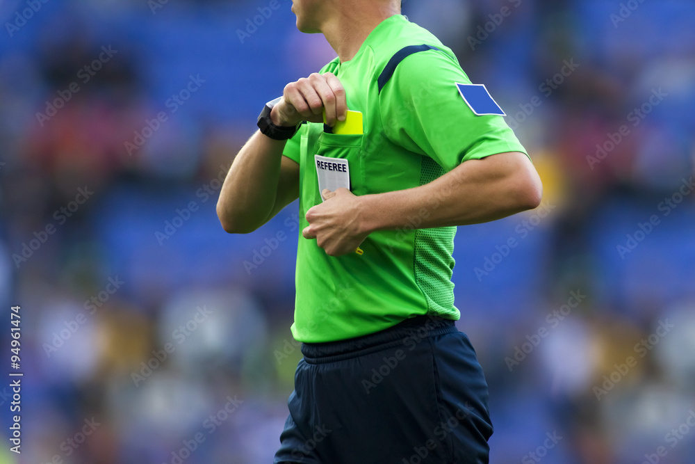 Arbitro de futbol sacando tarjeta amarilla foto de Stock
