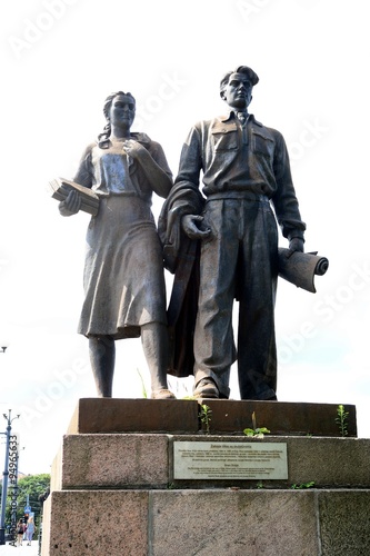 Obraz na płótnie Vilnius city centre green bridge sculptures on July 09, 2015 w salonie