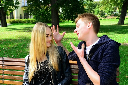 Obraz na płótnie Young couple in Vilnius town Bernardinu garden on autumn w salonie