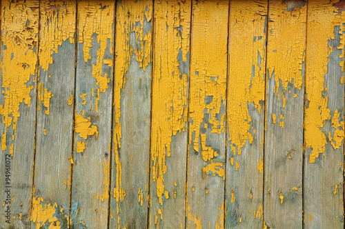 Старая деревянная стена дома требующая покраски