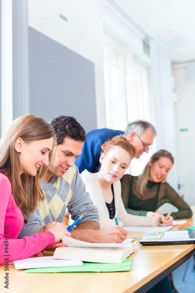Fototapeta premium Universität Studenten bei einem Projekt in Teamarbeit benutzen einen Laptop