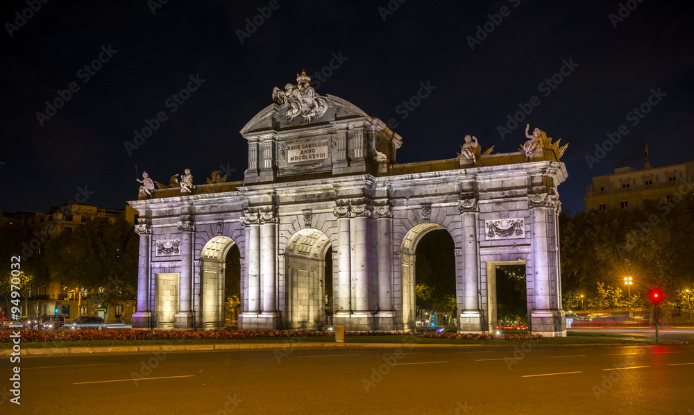 Obraz premium Puerta de Alcalá en la noche