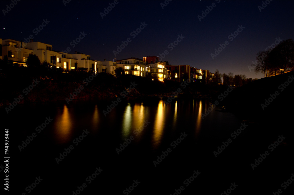 Obraz premium Häuser am Fluß bei Nacht