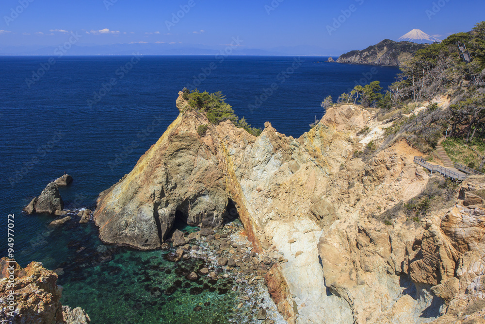 Fototapeta premium Widok na Fudżi z przylądka Koganezaki, Izu, Shizuoka, Japonia