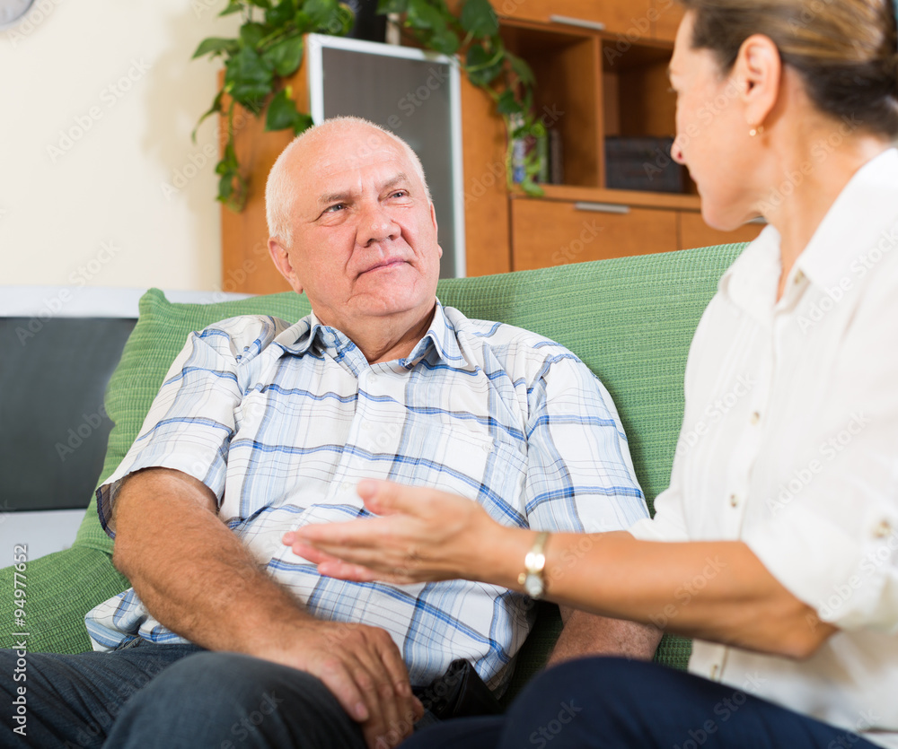 Obraz premium couple having talking in living room