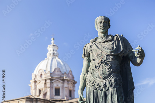 Foto Statue Roman Emperor in front of church in Rome