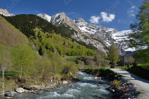 Hiking trail to the cirque of Gavarnie in Pyrenees © oksmit
