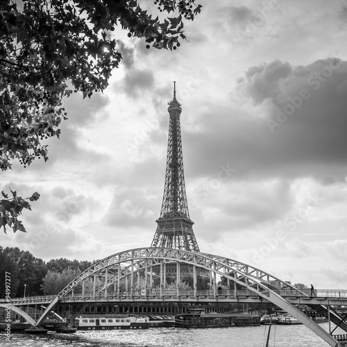 Fototapeta Naklejka Na Ścianę i Meble -  Tour Eiffel et passerelle Débilly à Paris