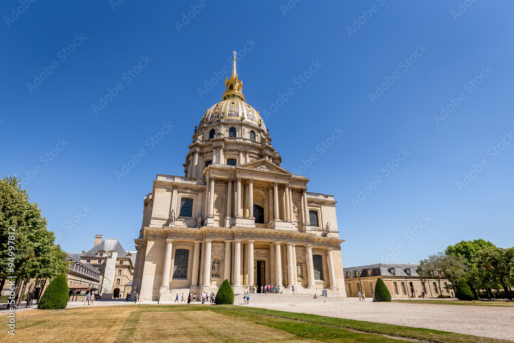 Dôme des Invalides (The National Residence of the Invalids) contains museums and monuments, all relating to the military history of France, as well as a hospital and a retirement home for war veterans