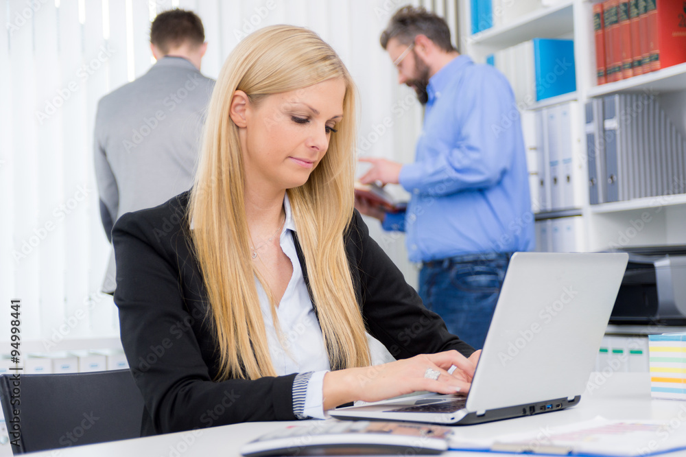 junge mitarbeiterin arbeitet am notebook junge mitarbeiterin arbeitet am notebook